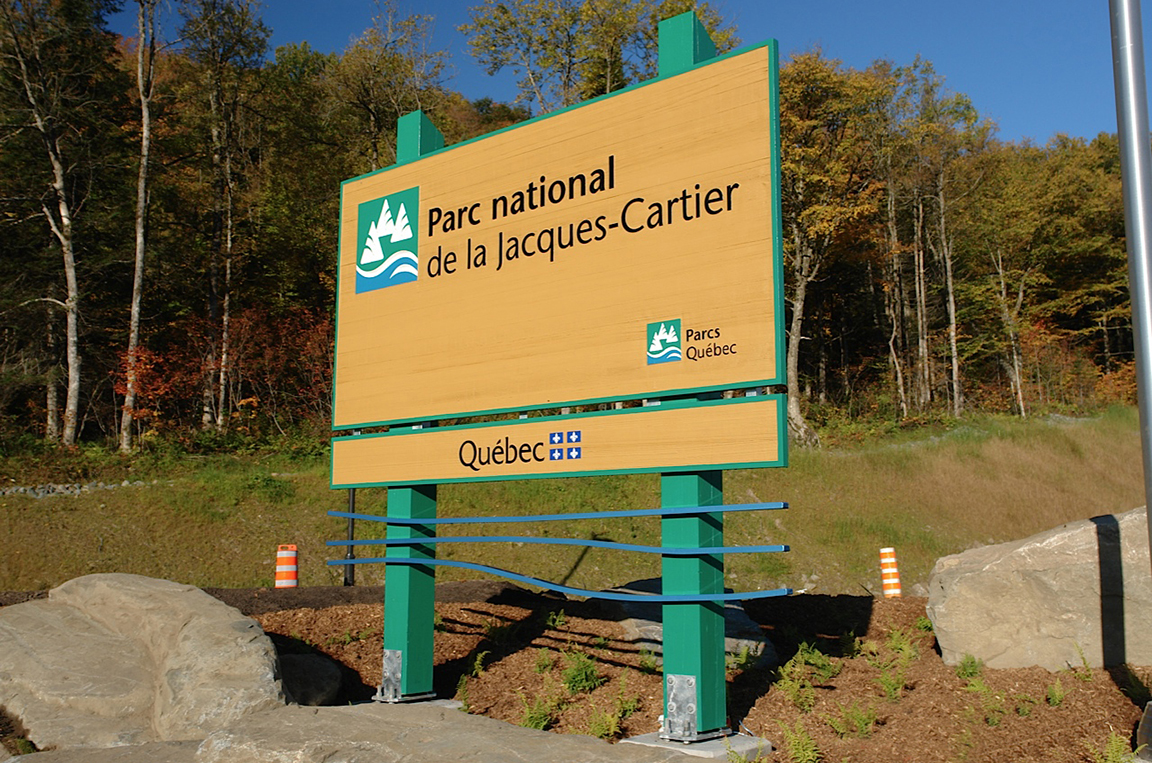 RÃ©alisation et installation d'un panneau de cÃ¨dre - JET DE SABLE - Parc National de la Jacques-Cartier